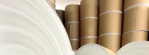 Papierrollen in einer Papierfabrik