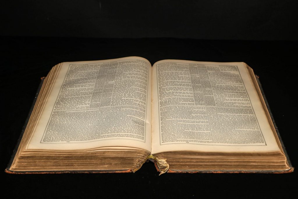 Kulturgut beschädigt durch Schadstoffe: Altes vergilbtes Buch
