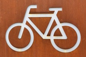 Korrosion und Rost: Abbildung eins weißen Fahrrad Symbols auf einem rostigen Hintergrund