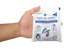Sachet: Filtermedium für länger frisches Obst: Hand hält ein Sachet