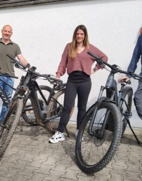 Mit dem Fahrrad zu DOLGE – DOLGE Mitarbeitende posieren stolz mit ihren Fahrrädern